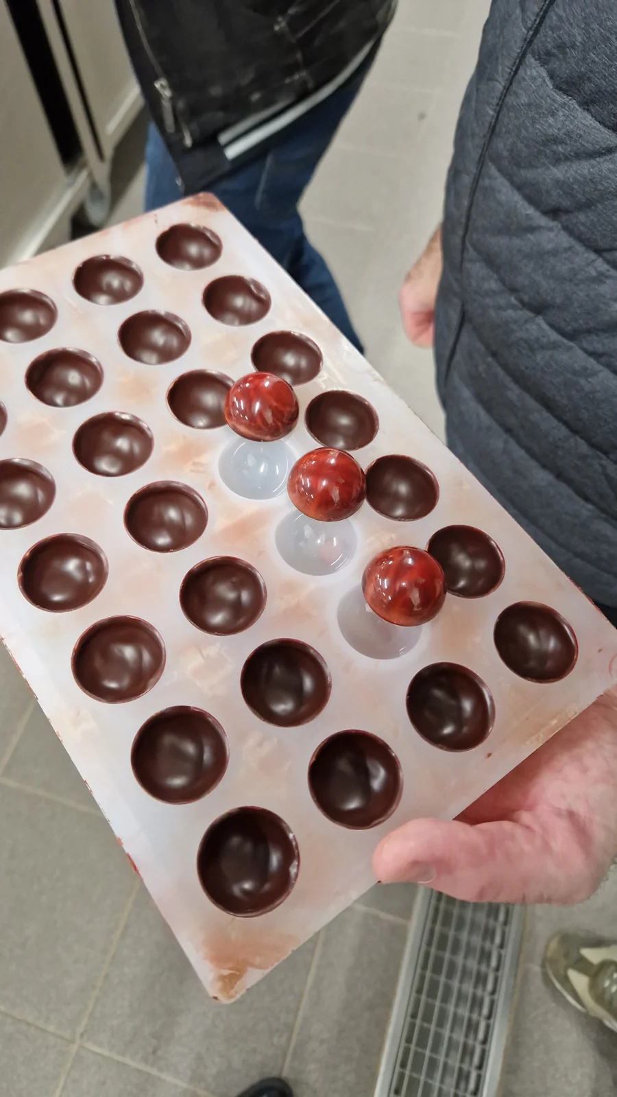 Coques de chocolat décorées dans leur moule chez Bouillet